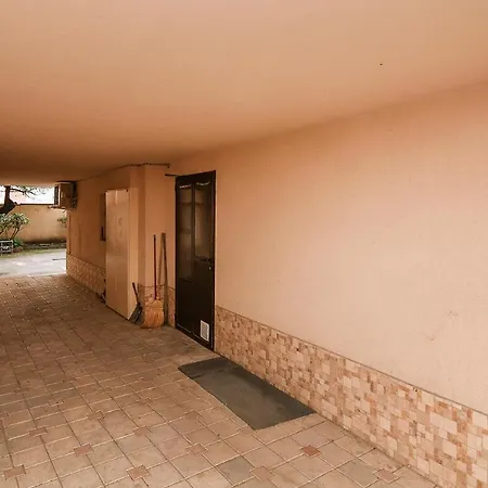 Cozy 2 Bedroom In Apartment
