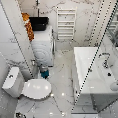 Cozy 2 Bedroom In Apartment *